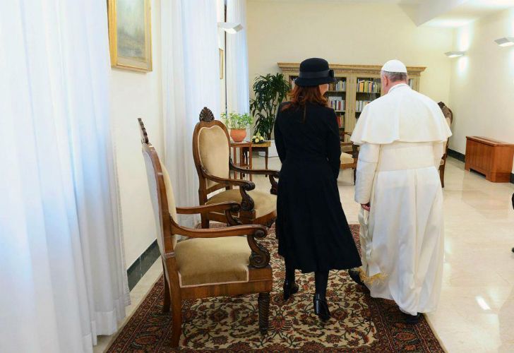 Francisco invitó a Cristina a romper el protocolo