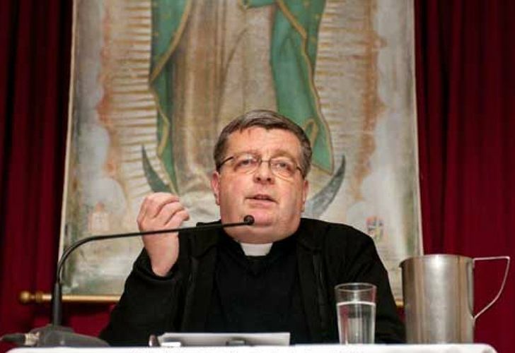 El superior lefebvrista defendió la protesta en la Catedral y criticó al Papa