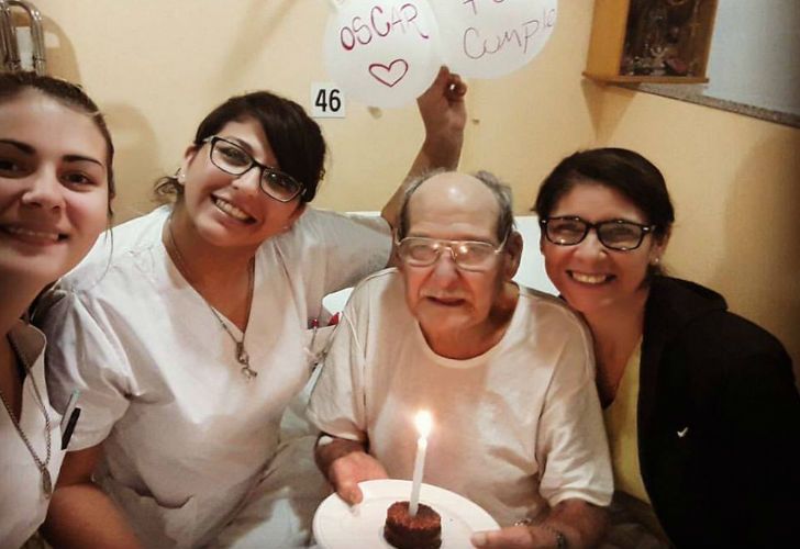 Fingió un dolor de cabeza para no pasar su cumpleaños solo