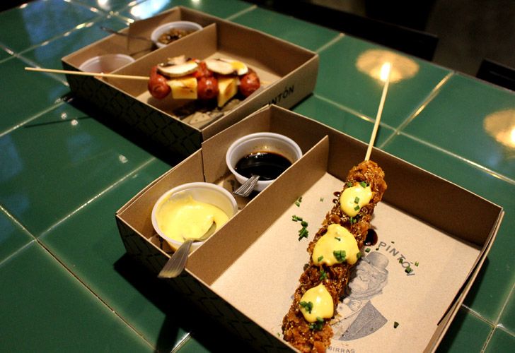 Cómo hacer pinchos de pollo crocantes y de salchichas con queso
