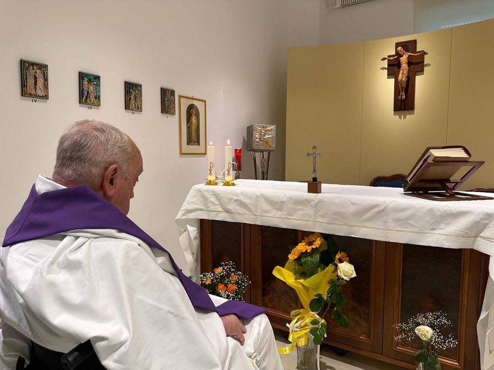 El Vaticano publicó una foto del Papa Francisco en el hospital: "Estoy atravesando un momento de prueba"
