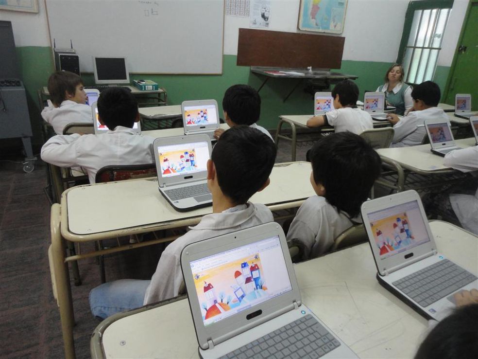 Córdoba amplía su programa de tecnología educativa con la compra de 40.000 netbooks escolares