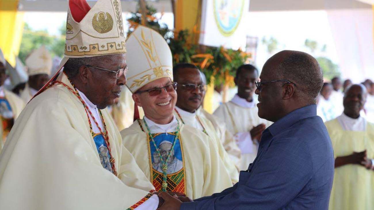 Misterio en el cónclave: un cardenal africano denuncia exclusión, mientras el Vaticano habla de "mala salud"