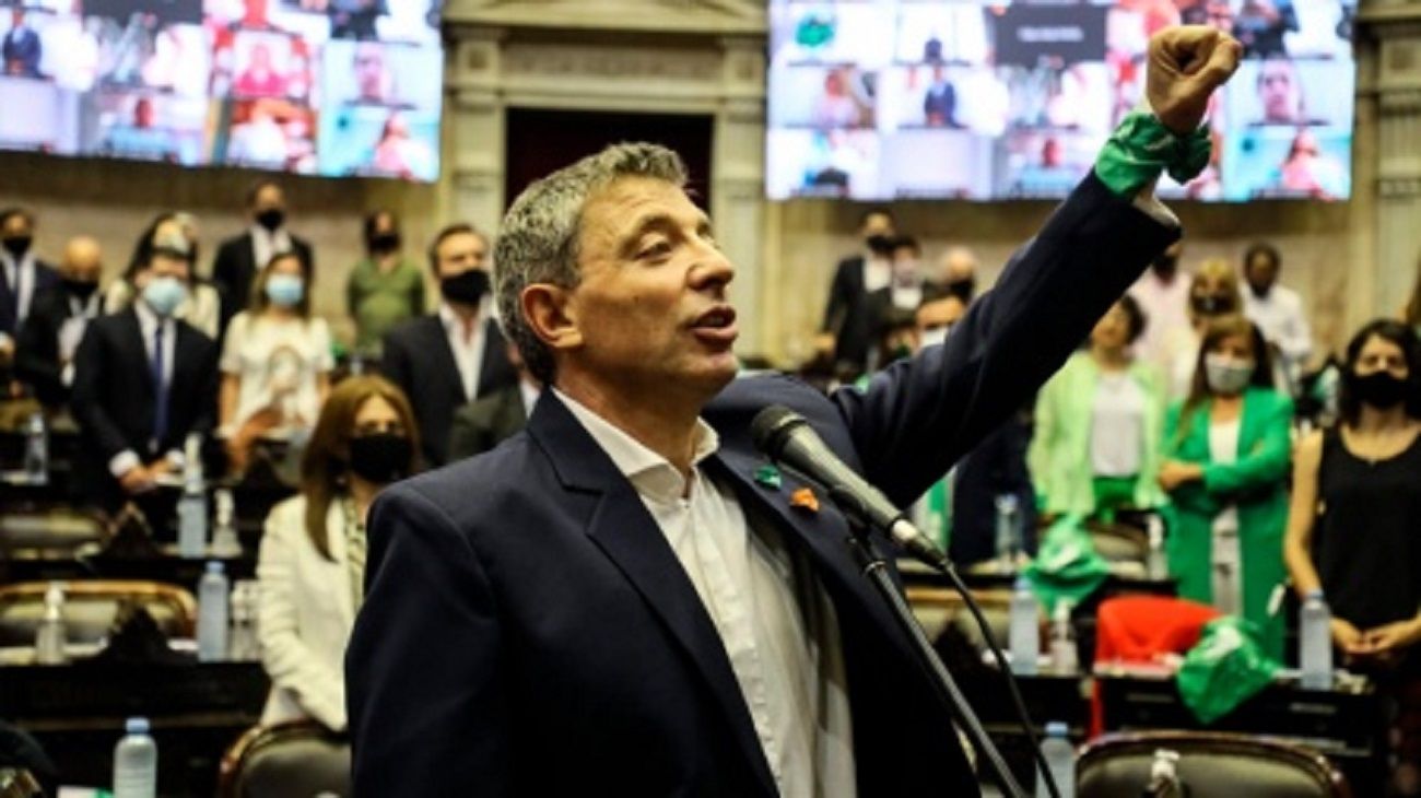 Según un diputado del Frente de Izquierda, “la mitad de los votantes de Milei está condenando el DNU”
