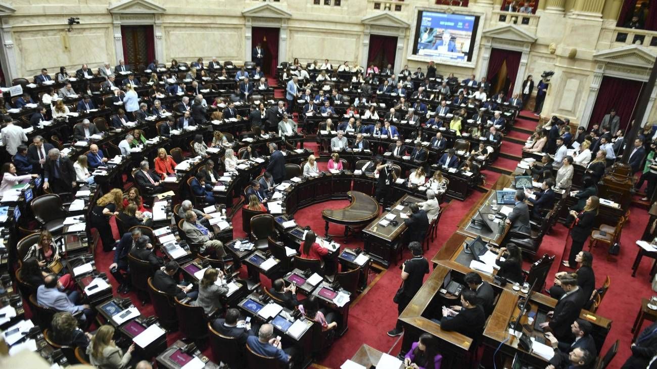 Diputados: la oposición logró el dictamen para limitar el poder de los DNU de Milei
