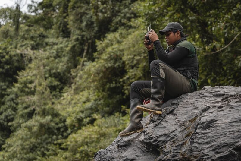 Indígenas usan drones y dispositivos GPS para proteger la selva amazónica en Ecuador