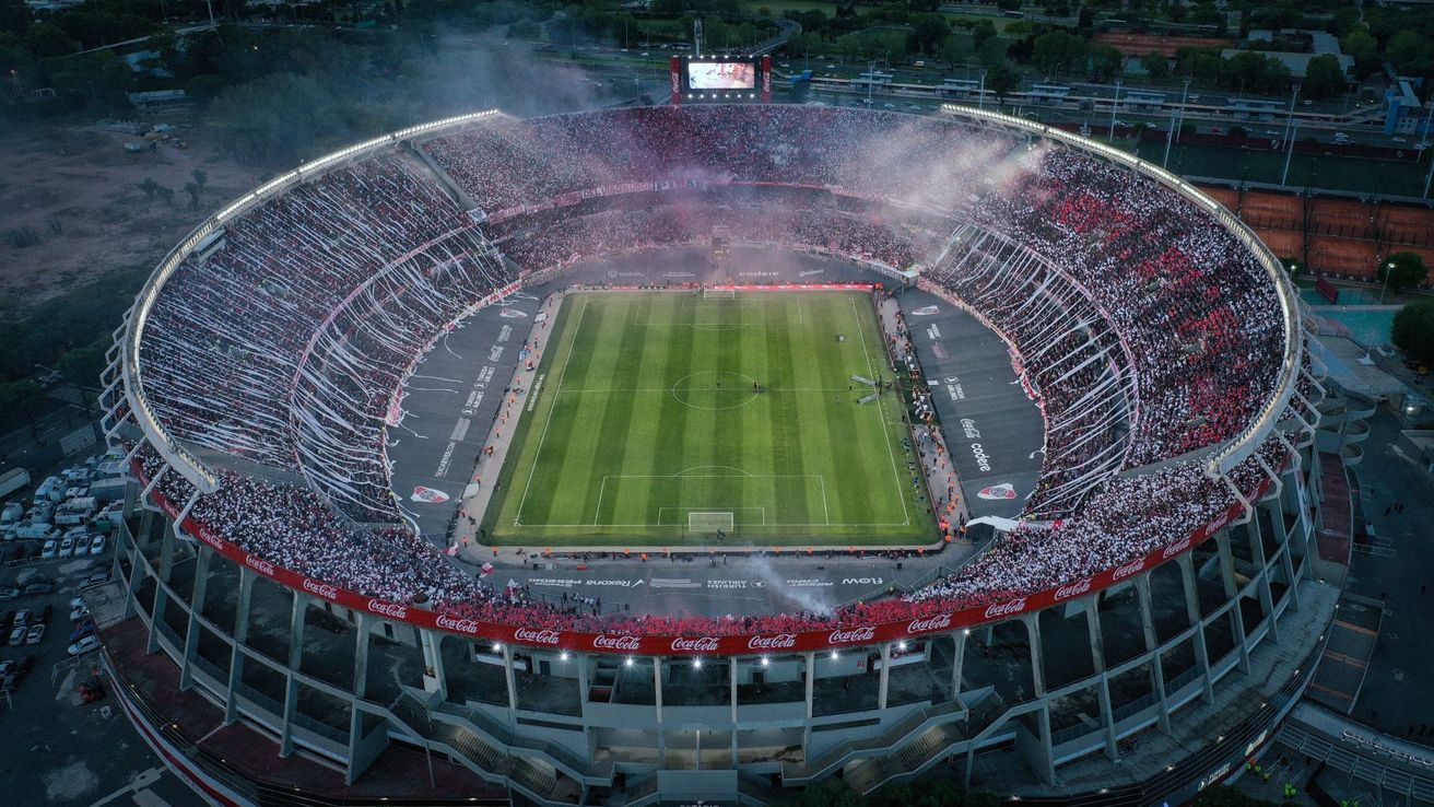 Incidente en el Monumental: allanan la casa de uno de los sospechosos de tirar la bengala en la tribuna de River
