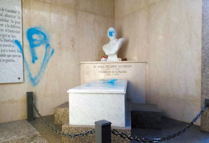 Amplio repudio tras un ataque al mausoleo del ex presidente Raúl Alfonsín