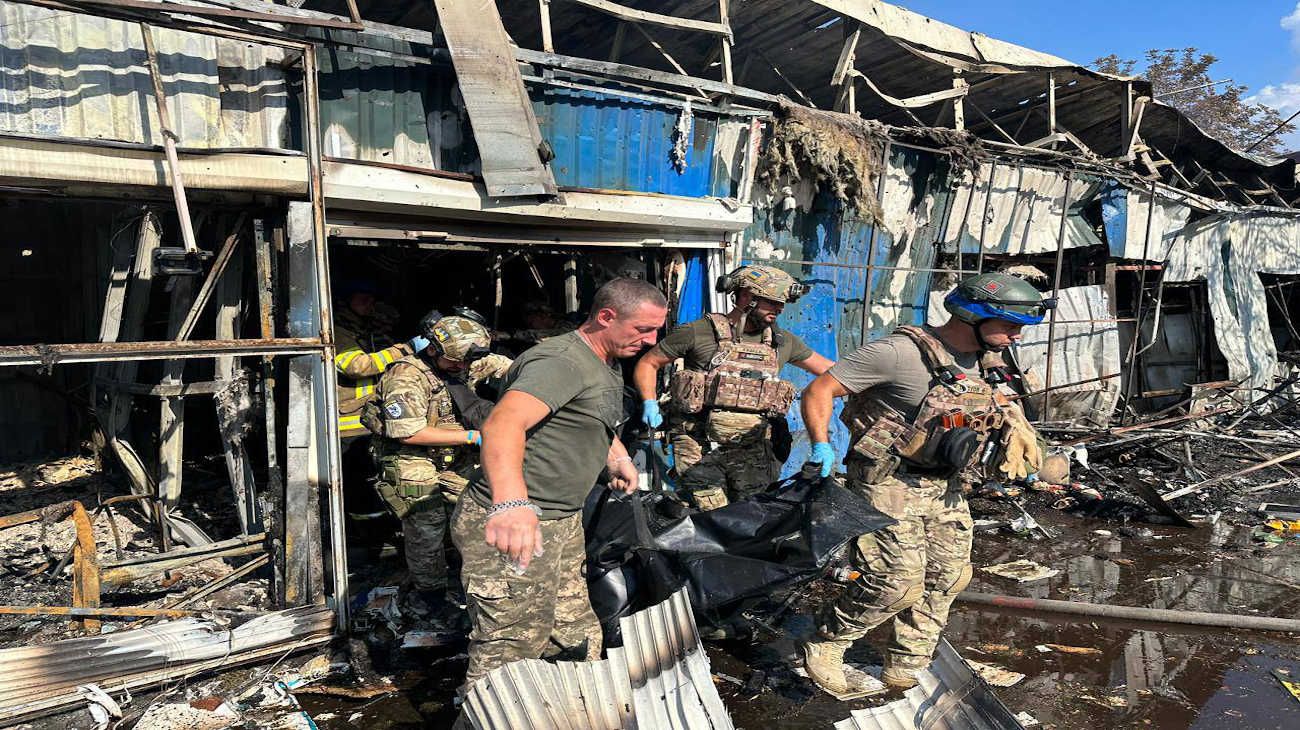 Guerra Rusia-Ucrania: 16 muertos por un ataque con misiles a un centro comercial