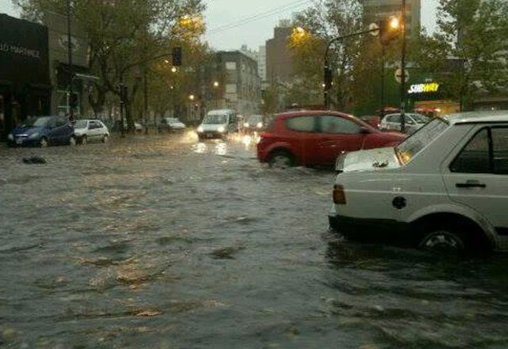Calles anegadas en La Plata tras el diluvio