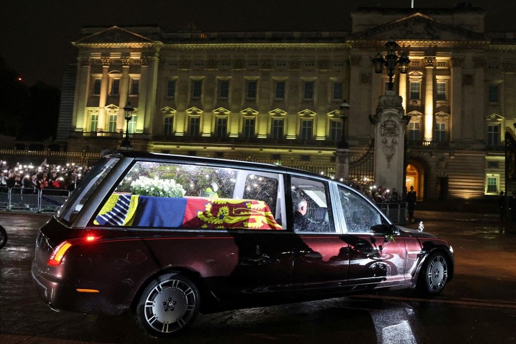 Fotos: la hija de la reina Isabel II llevó los restos de su madre a Londres