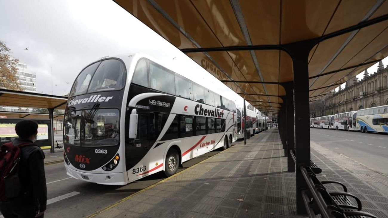 El Gobierno pone colectivos en estaciones de tren para reforzar la vuelta a casa