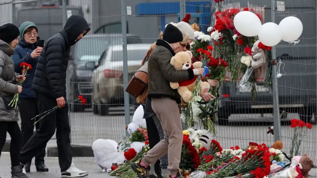 Masacre en el teatro de Moscú: ya son 143 los muertos y Putin dice que Ucrania "les facilitó la ruta" a los terroristas