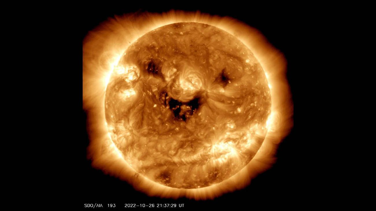 La NASA captó una simpática imagen del Sol "sonriendo"