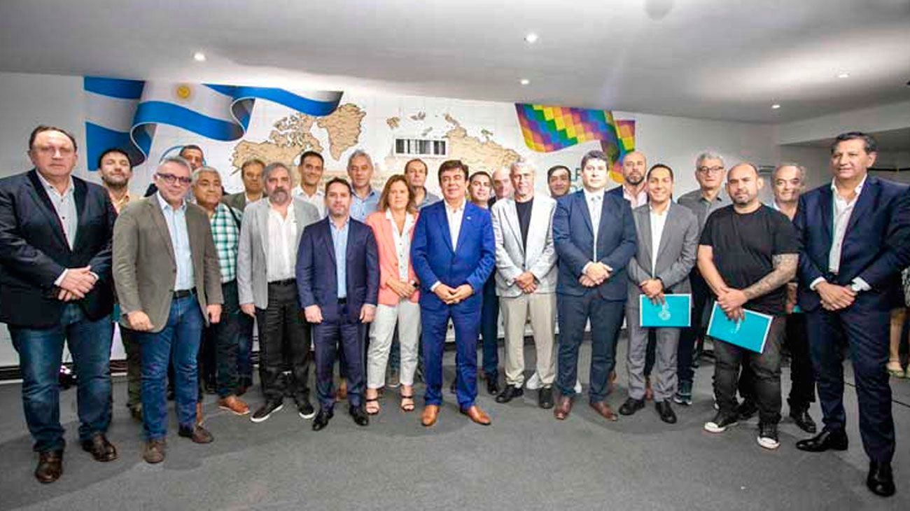 La Justicia dio curso al amparo de 500 intendentes contra el DNU