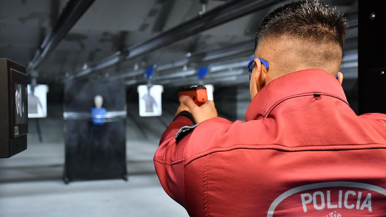 Cómo funcionan las armas BYRNA, las nuevas pistolas a gas comprimido de letalidad reducida que sumó la Policía de la Ciudad