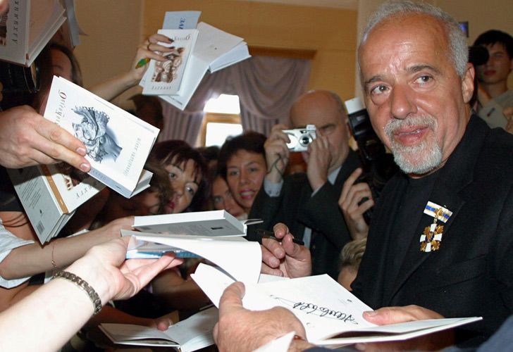 Paulo Coelho, a favor de las descargas "piratas" en la web