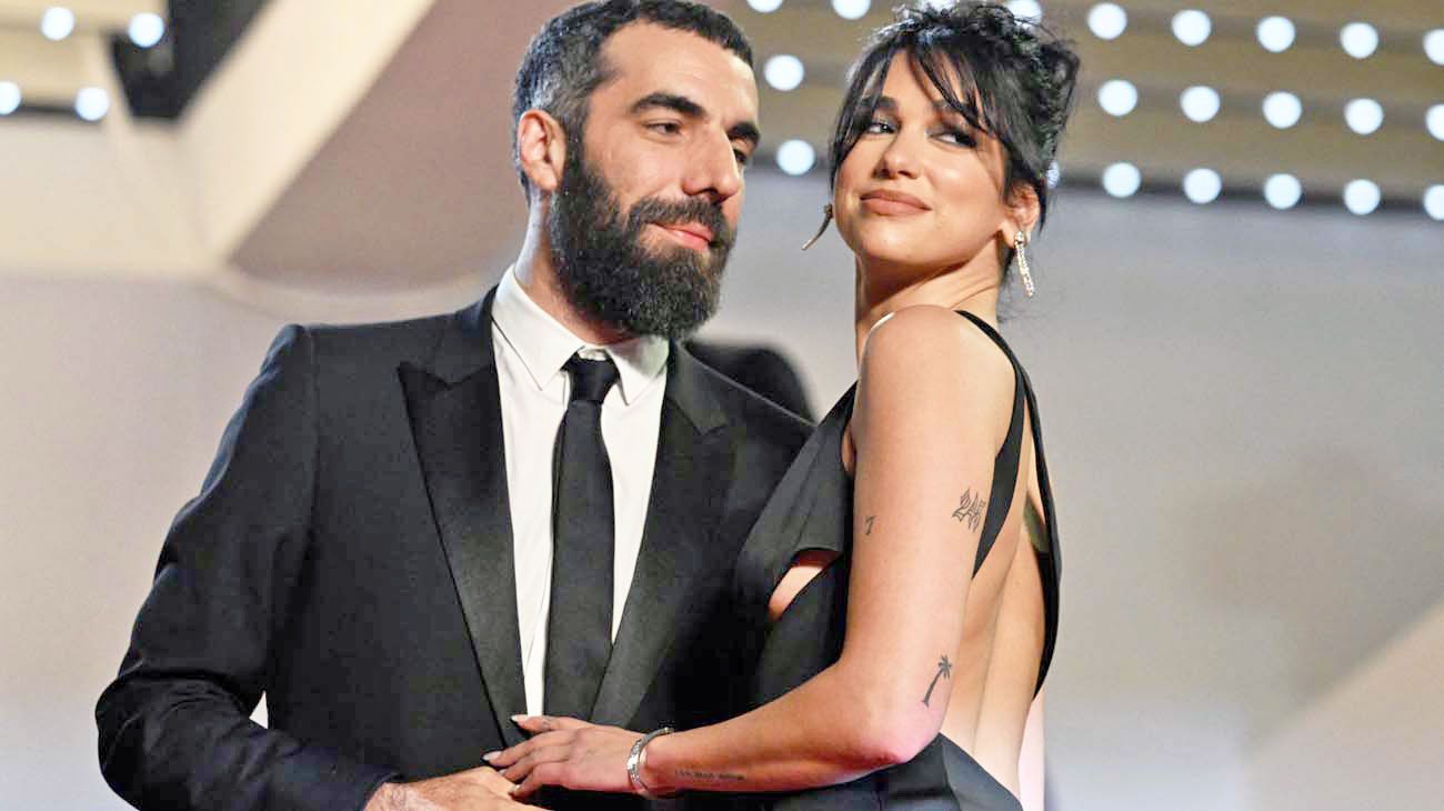 Dua Lipa confirmó su romance con uno de los hijos de Costa-Gavras
