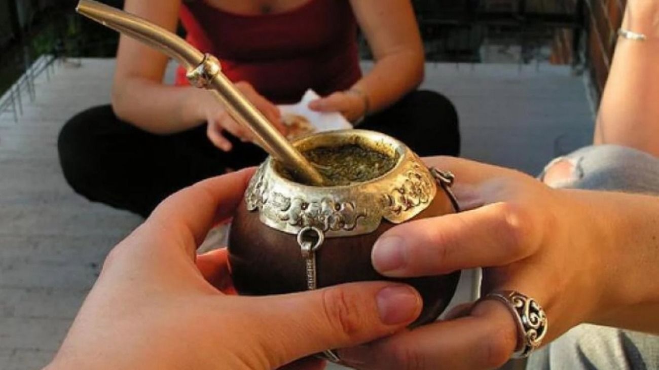 Coronavirus: ¿es seguro compartir el mate y saludarse con un beso?