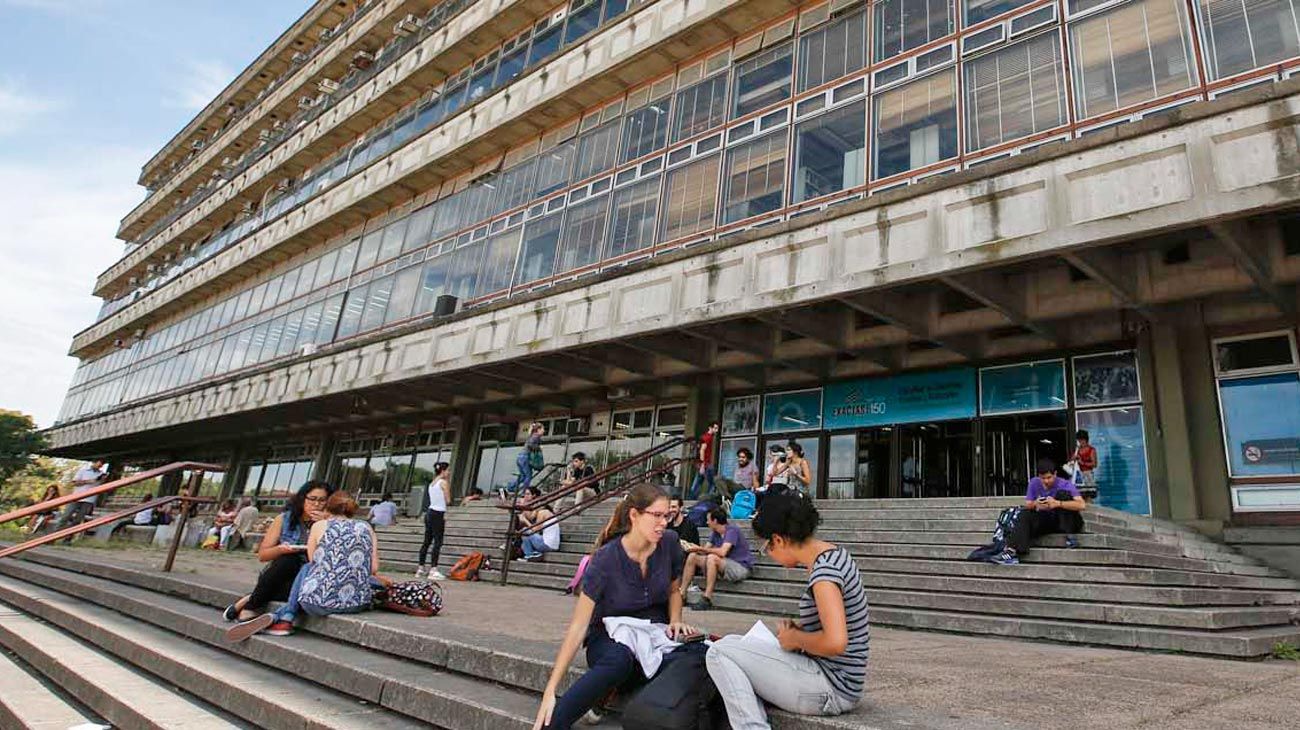 El sueldo de docentes universitarios tiene que subir 50% para mantener poder adquisitivo