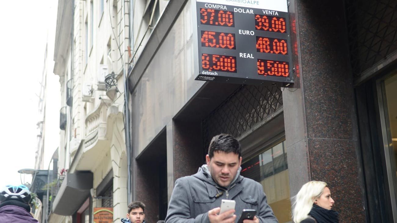 El Banco Central realizó tres subastas para frenar el dólar