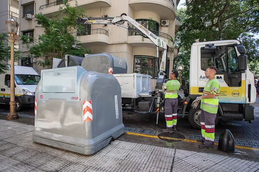 CABA: implementan nuevos contenedores de basura "antivandálicos", ¿cómo funcionan?
