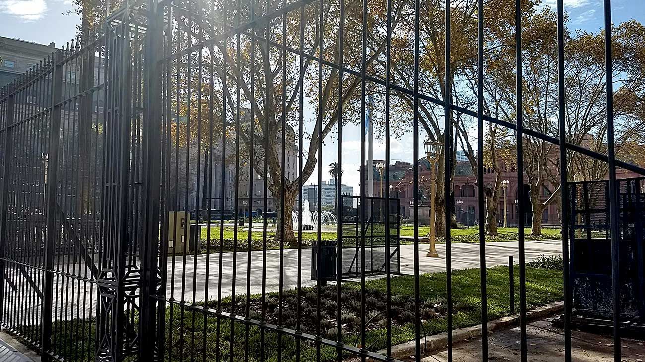 Alberto Fernández prometió que cuando asuma quitará las rejas de Plaza de Mayo