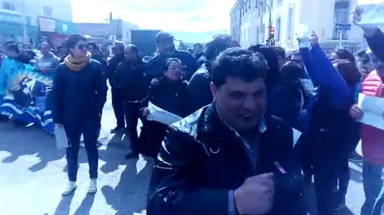 Escracharon a Rudy Ulloa y a sus "muchachos peronistas" en un acto en Río Gallegos
