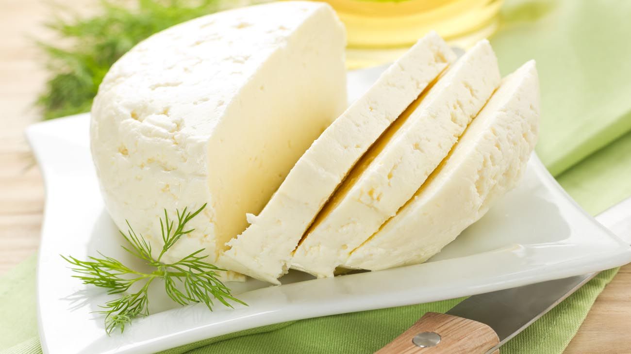 Riesgos para la salud: ANMAT prohíbe un queso cremoso y una marca de hilos tensores