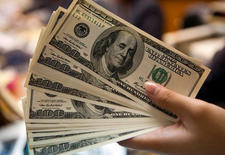 Tras la escalada, el dólar frenó y cerró a $17,66