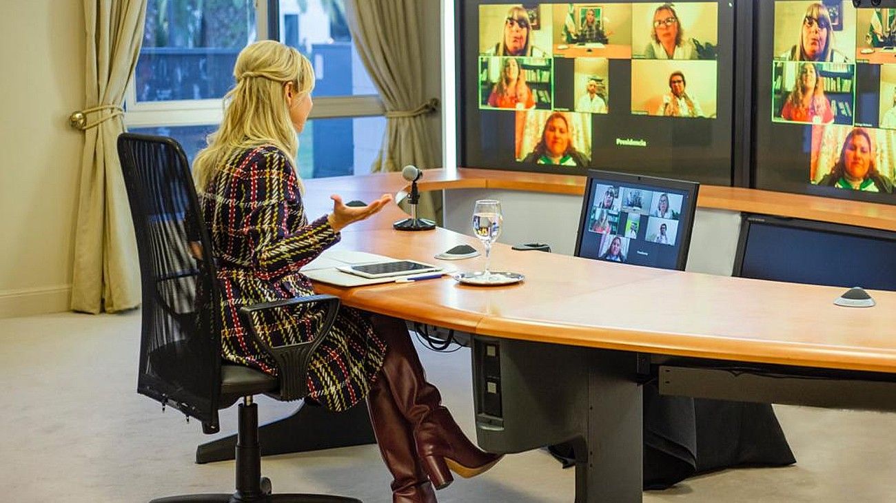 Fabiola Yáñez encabezó una reunión virtual con docentes de varias provincias