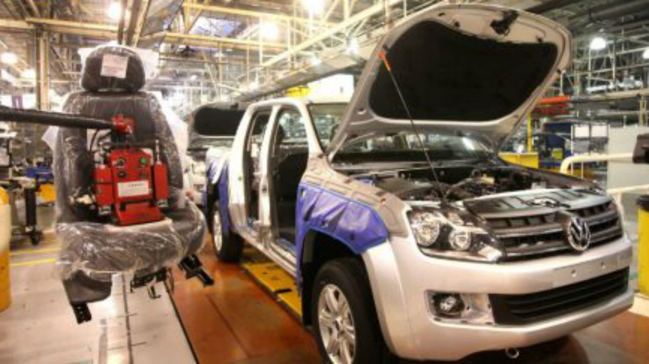 Las automotrices suspenderán empleados por la caída de ventas