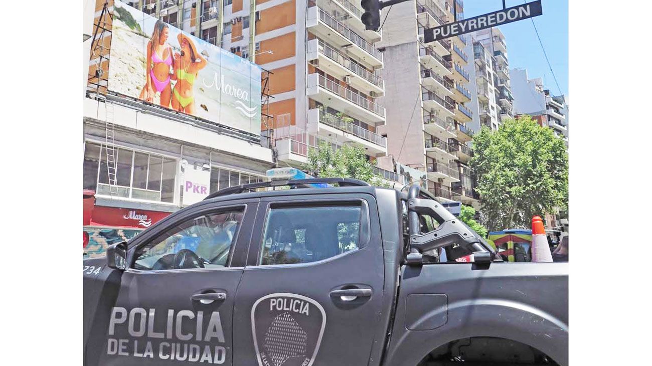 Un hombre se atrincheró siete horas en la terraza de un edificio con su hijo