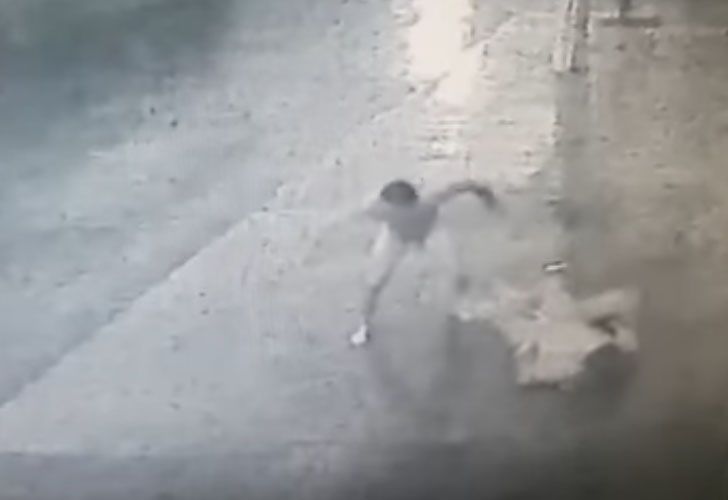 Video | Brutal ataque de un hombre desnudo a una mujer