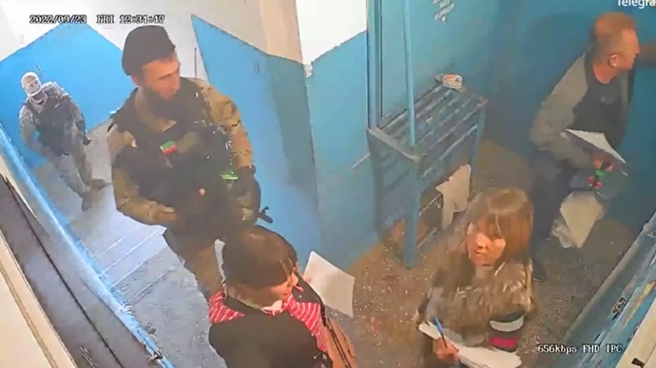 La "farsa" del referéndum de Putin en Ucrania continúa con soldados armados puerta a puerta
