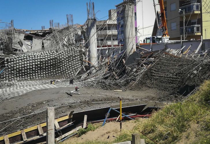 Trágico derrumbe en Santa Teresita: hay seis muertos