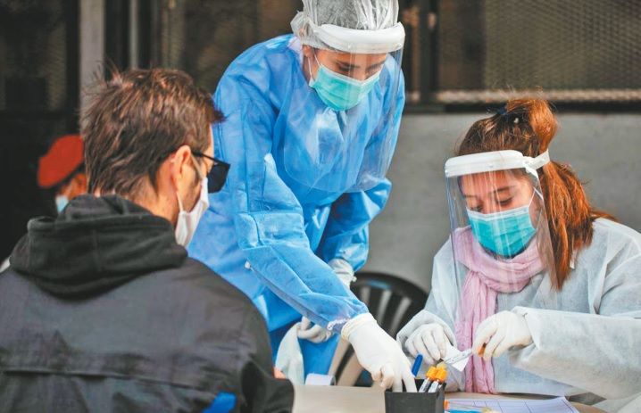 Apuntan a tratar al Covid-19 como una enfermedad respiratoria más