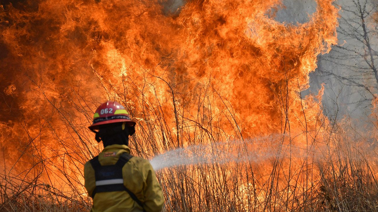 Fuego "sin control" en Argentina: los incendios avanzan y peligran edificios históricos