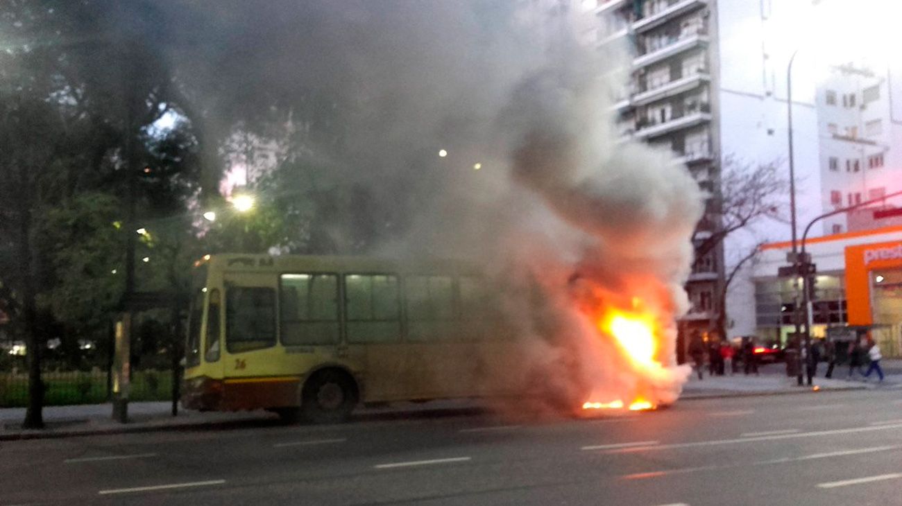 Se prendió fuego y explotó un colectivo en Palermo: no hay heridos