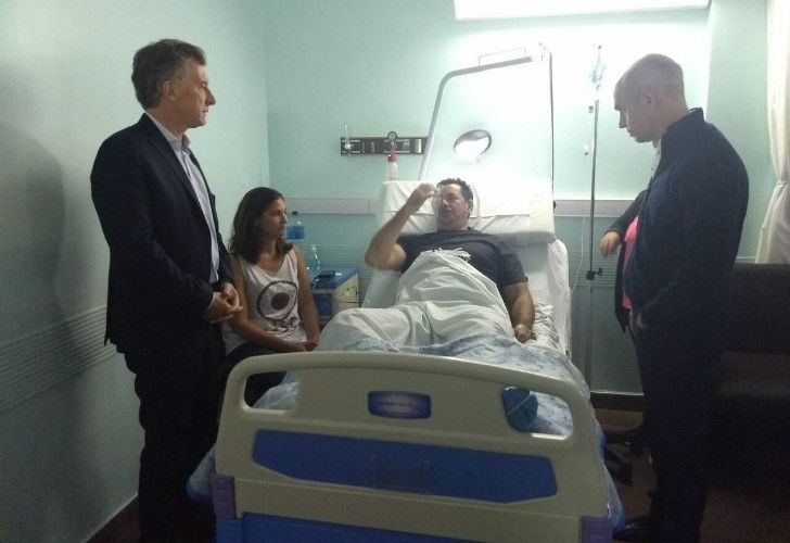 El inoportuno chiste de Macri a un policía que puede perder un ojo