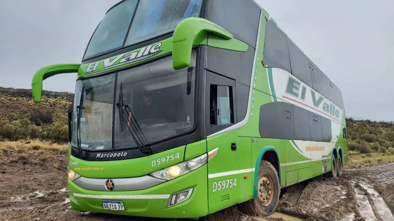 Chubut: se quedó varado un micro, el chofer fue a pedir ayuda y terminó con hipotermia