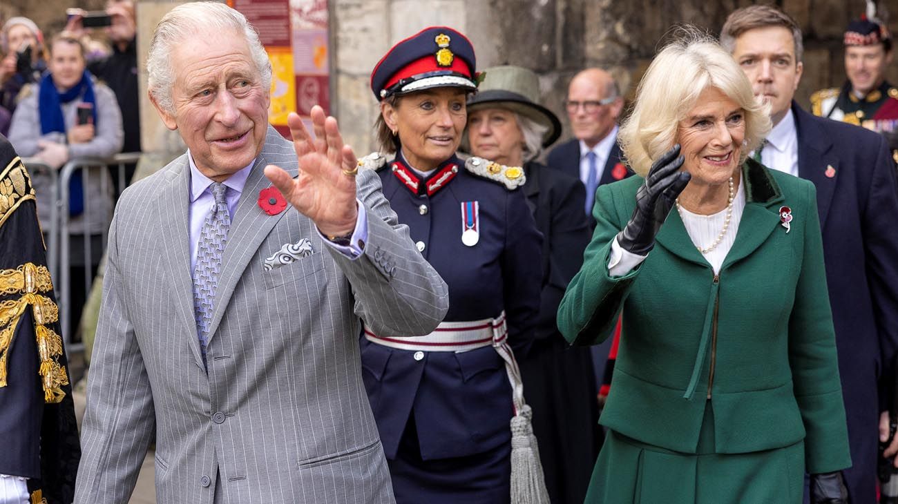 Recibieron con huevazos al rey Carlos III en una ciudad británica