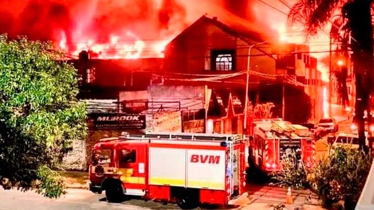 Pánico a la madrugada: un voraz incendio destruyó una pañalera