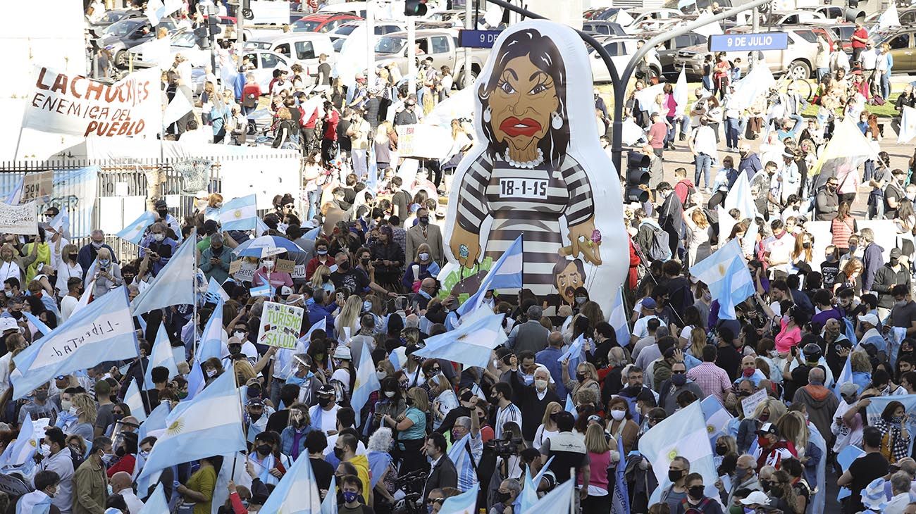 El banderazo del 12O arrancó en todo el país con críticas al Gobierno