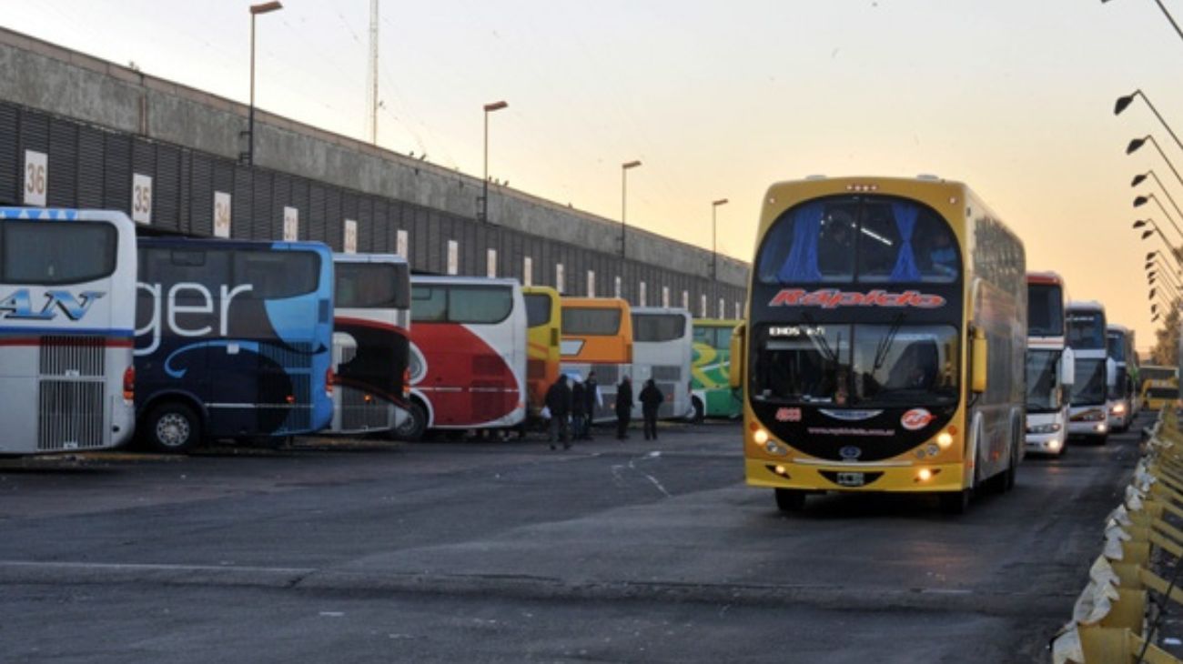 Más de mil colectivos partirán a distintos puntos del país