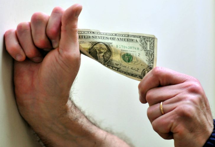 Primer amparo de un abuelo al que no le dejaron comprar U$S 10