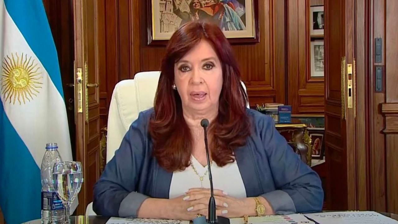Causas Vialidad y Espionaje: Cristina Kirchner cargó en las redes contra un título de La Nación