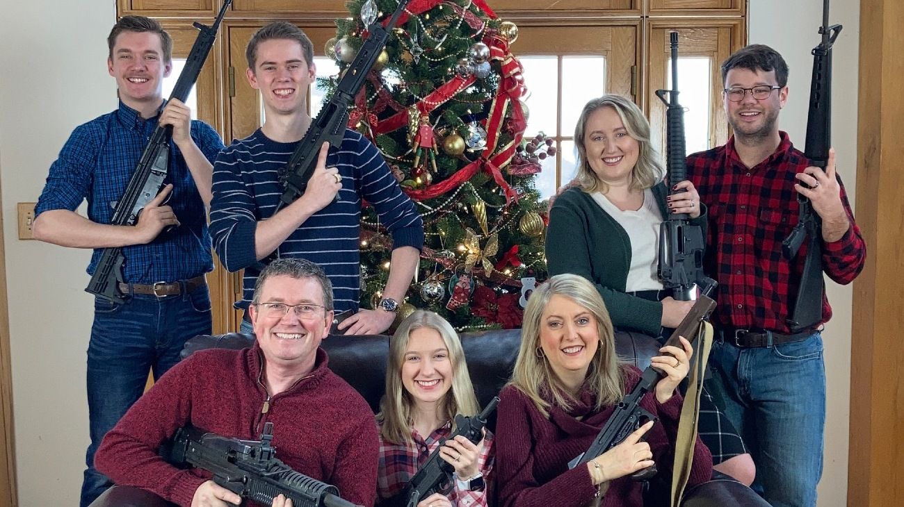Un congresista republicano y su familia posaron con rifles de asalto para una postal navideña