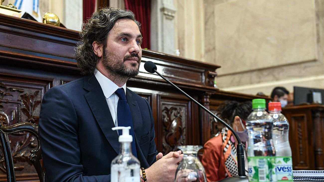 Cafiero dice que Argentina vive una "doble crisis" por la pandemia y la economía