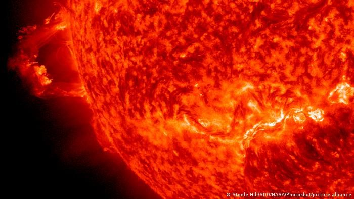 Alertan sobre una supertomenta solar que podría dejar sin Internet a gran parte del planeta